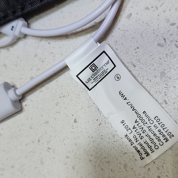 Wristlet Wallet with built-in charger  Liz Claiborne New no tags - Picture 8 of 10